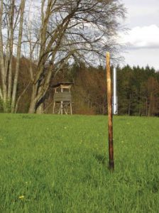 Aufgestellter LARS Wildretter Prototyp 2005 am Holzpfahl in Wiese